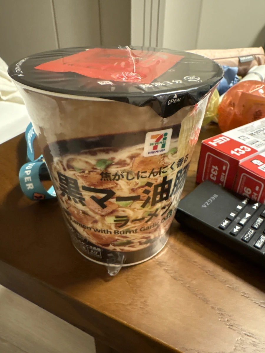 7-Eleven Premium 黑麻油豚骨拉麵、Tomica 玩具車 (No.133)