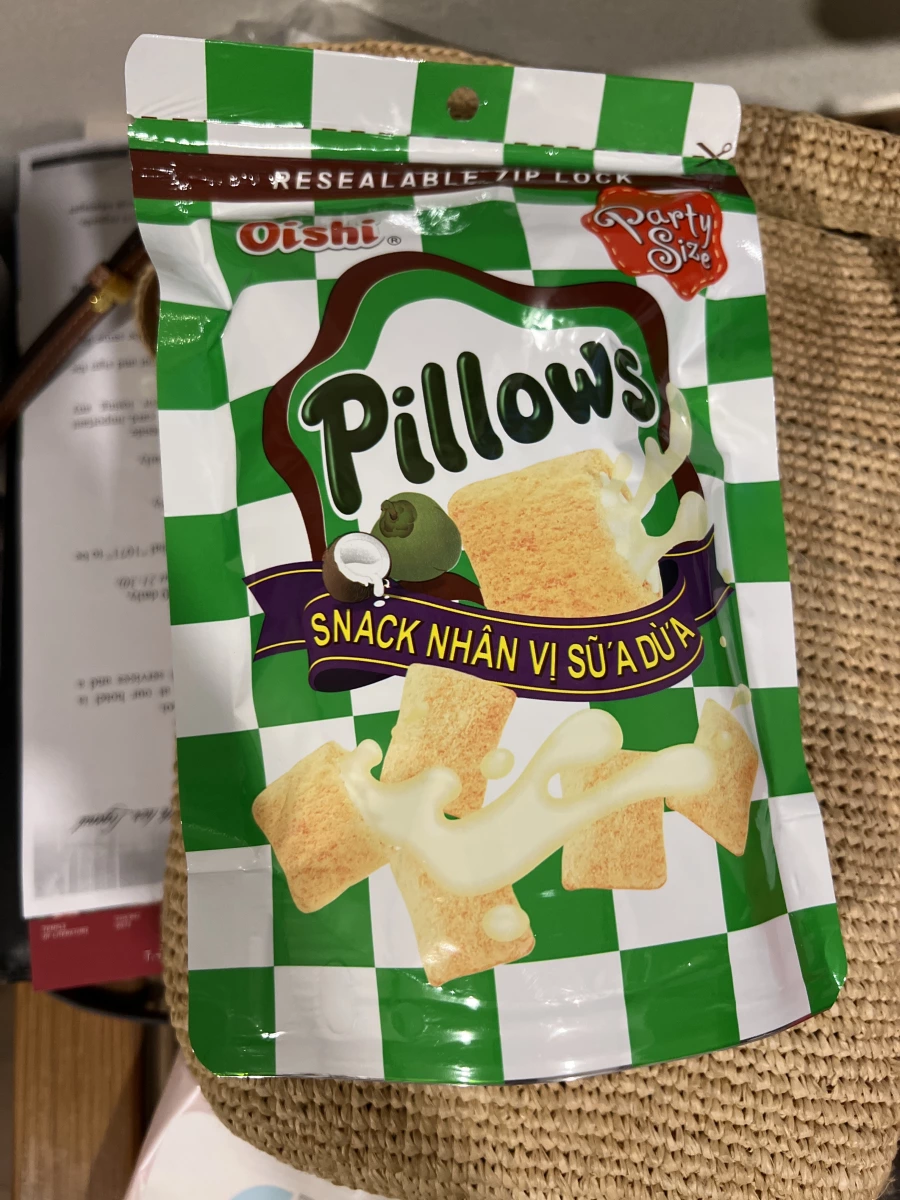 Oishi Pillows 椰奶口味夾心餅乾