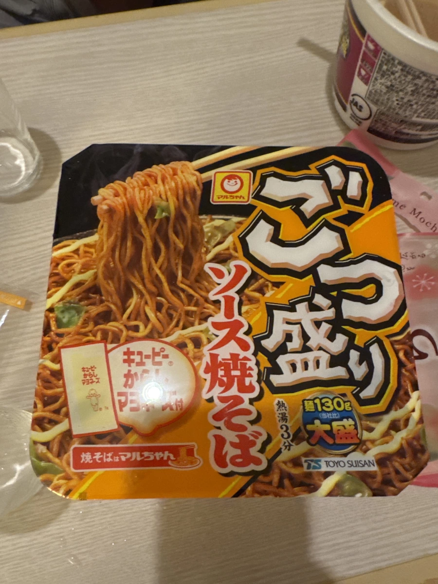 Maruchan Gotsu-mori 醬汁炒麵、日本杯裝速食麵（背景）等