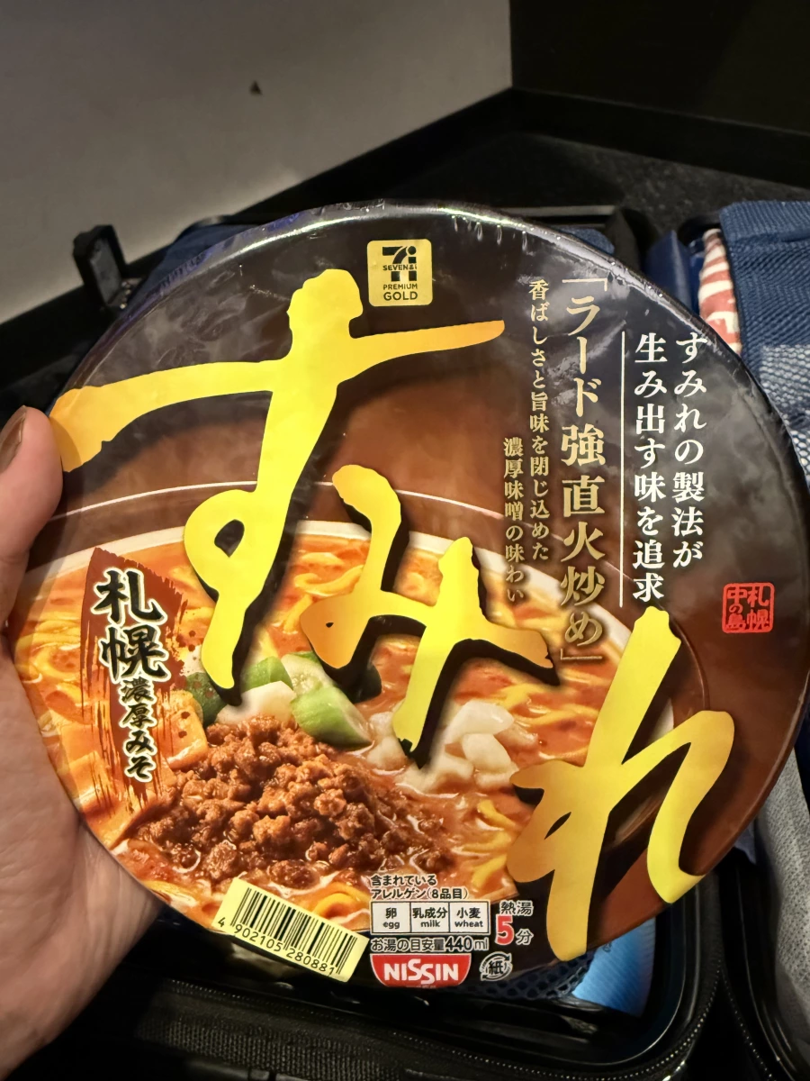 7-11 Premium GOLD すみれ 札幌濃厚味噌泡麵