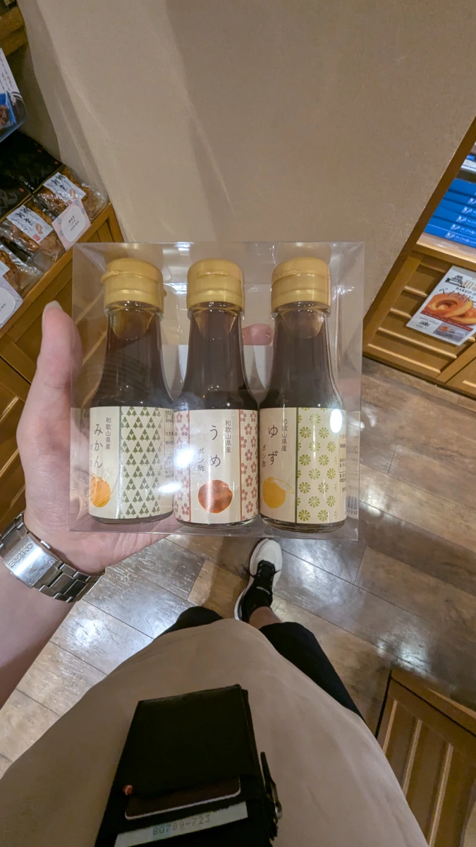 和歌山縣產蜜柑橙醋 (みかんポン酢)、和歌山縣產梅子橙醋 (うめポン酢)等