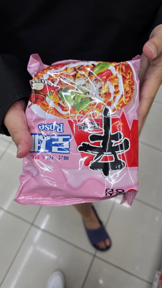 農心 (Nongshim) 辛拉麵炒麵 - 粉紅羅斯口味