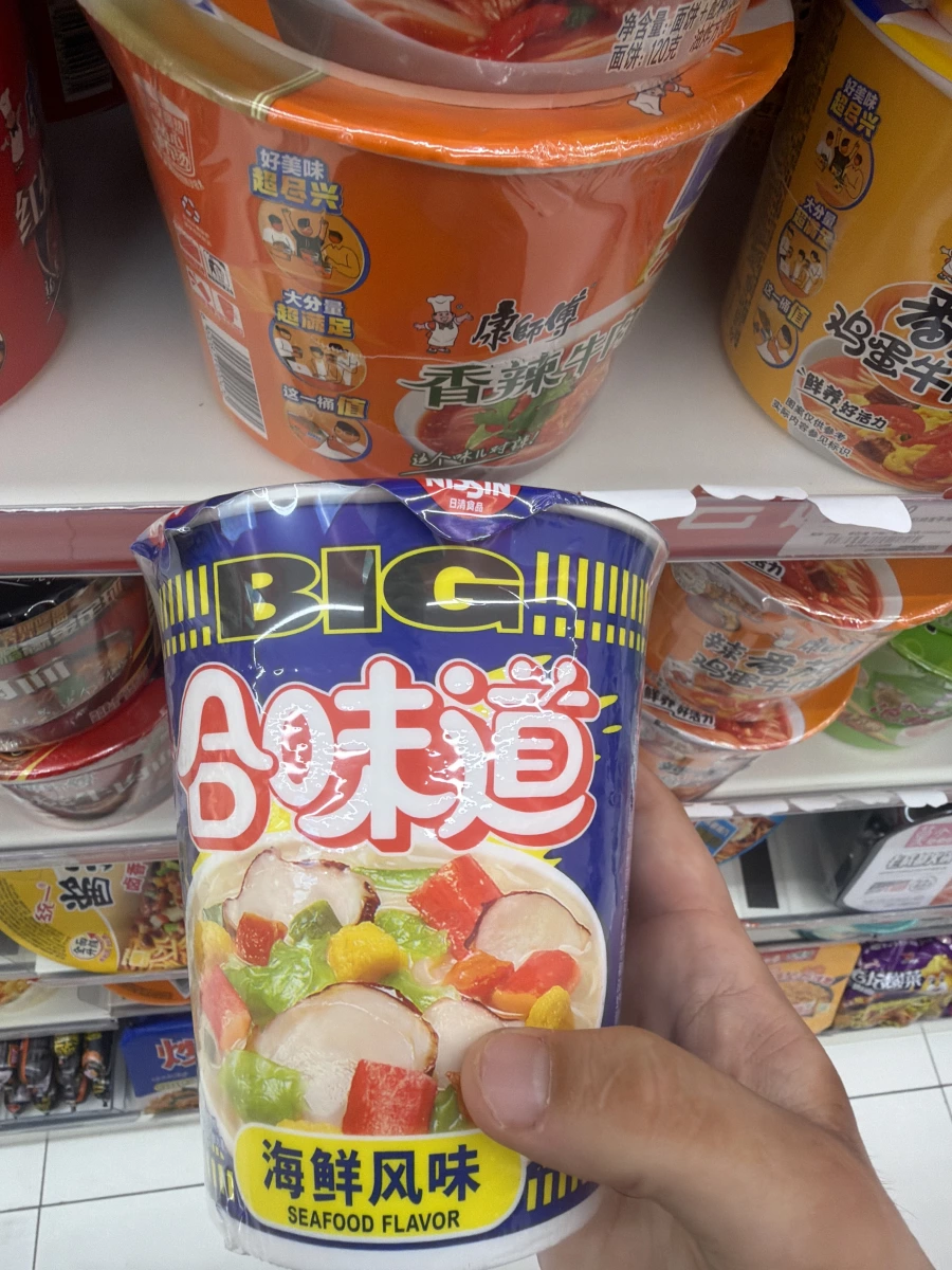 日清合味道海鮮風味泡麵、康師傅香辣牛肉麵等