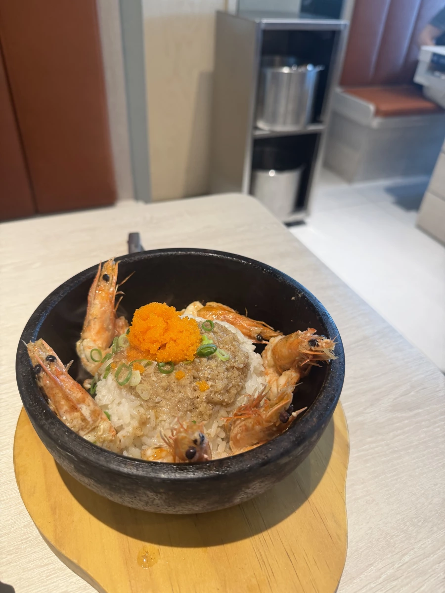 海鮮石鍋拌飯 (含熟蝦、魚卵與生蔥花)