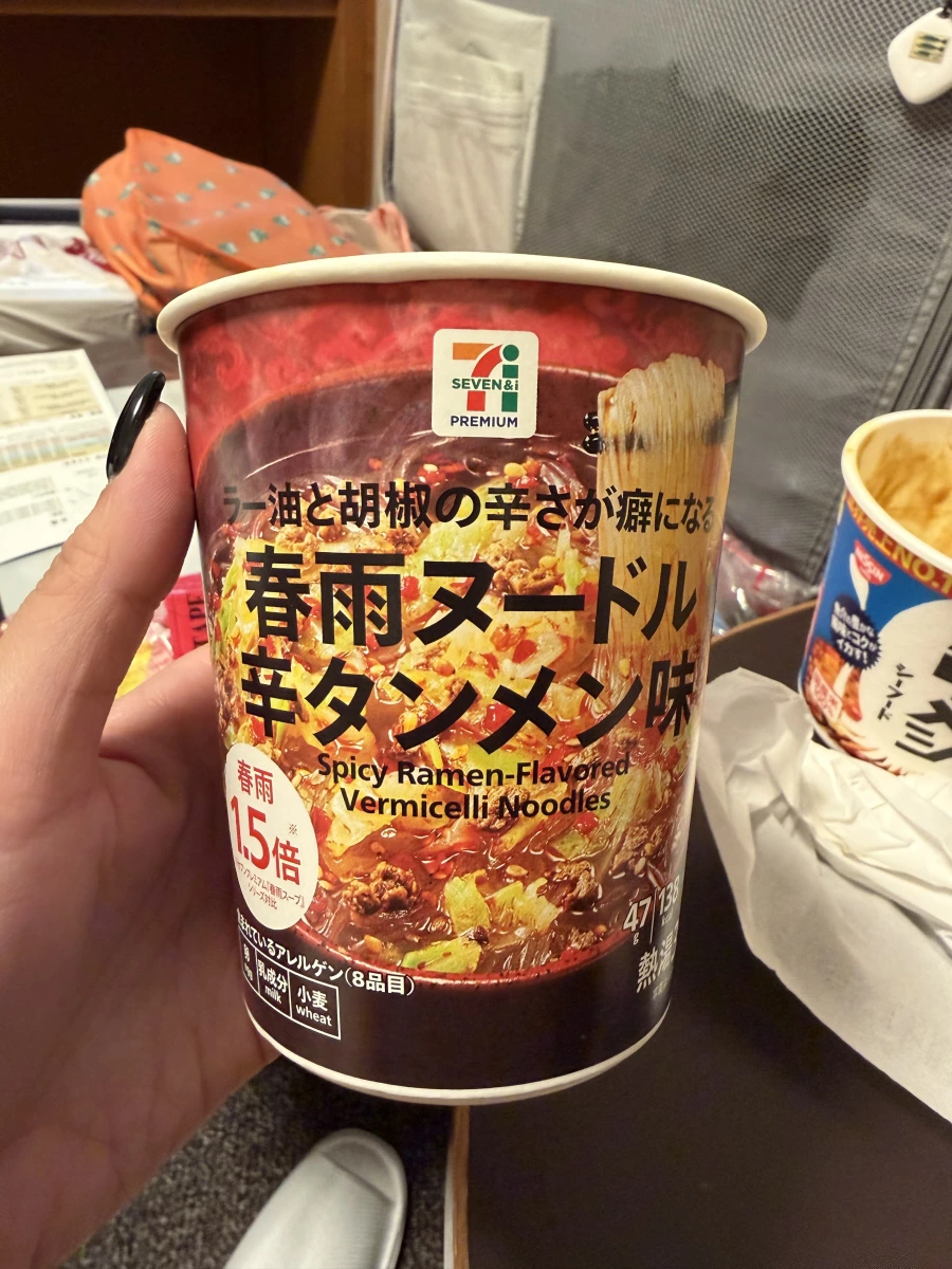 7-11 Premium 辛味冬粉 (Spicy Ramen-Flavored Vermicelli Noodles)、日清海鮮杯麵 (Nissin Seafood Cup Noodle)