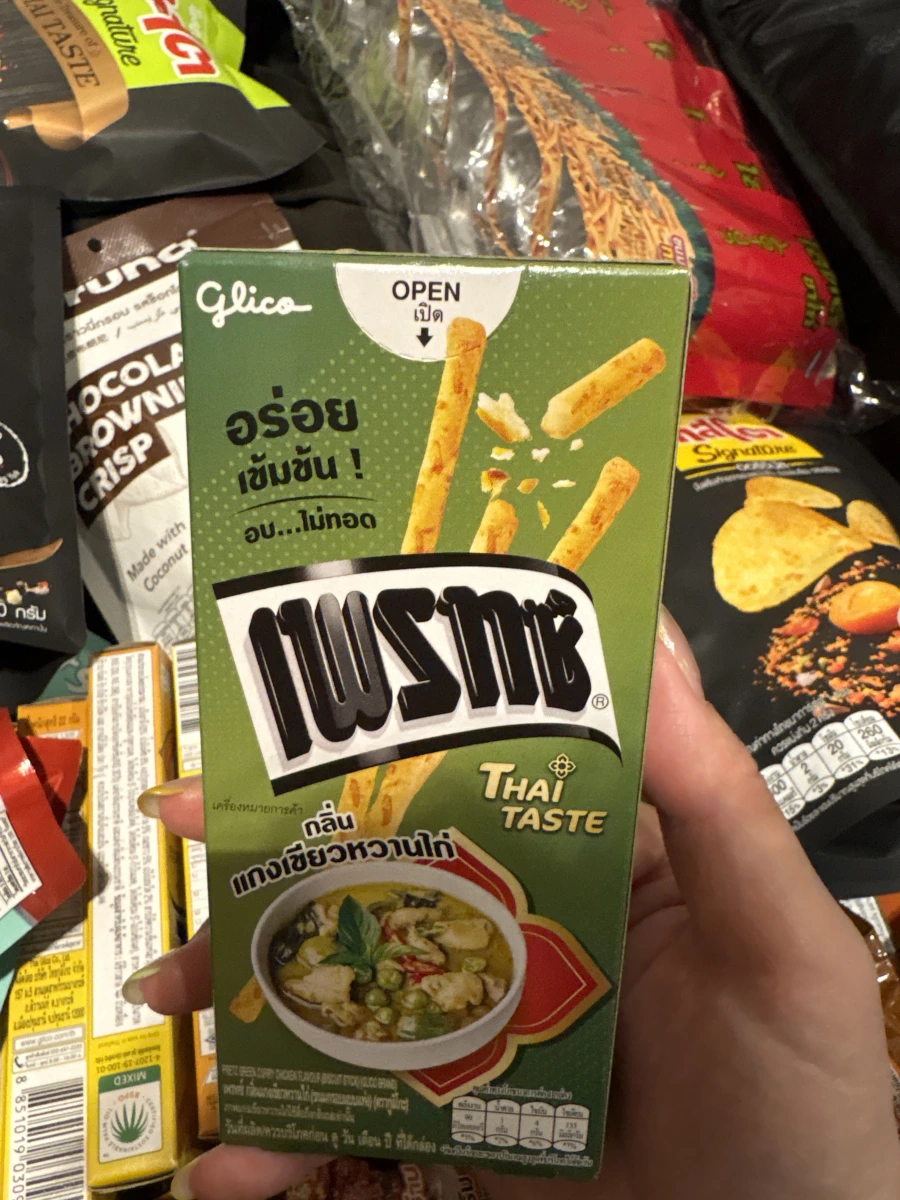 Glico Pretz 綠咖哩雞口味餅乾棒、Funky 巧克力布朗尼脆片 (Made with Coconut)等