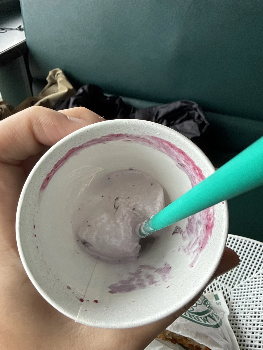已開封紫色飲品、某品牌紙袋裝食物