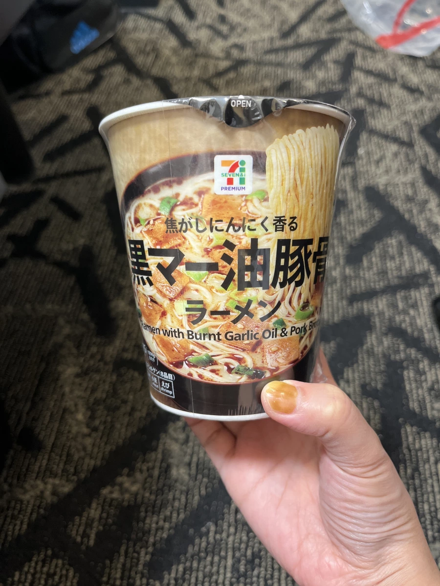 7-11 Premium 黑麻油豚骨拉麵