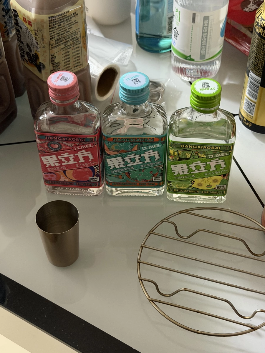 江小白果立方蜜桃味果汁酒 (168ml)、江小白果立方白葡萄味果汁酒 (168ml)等
