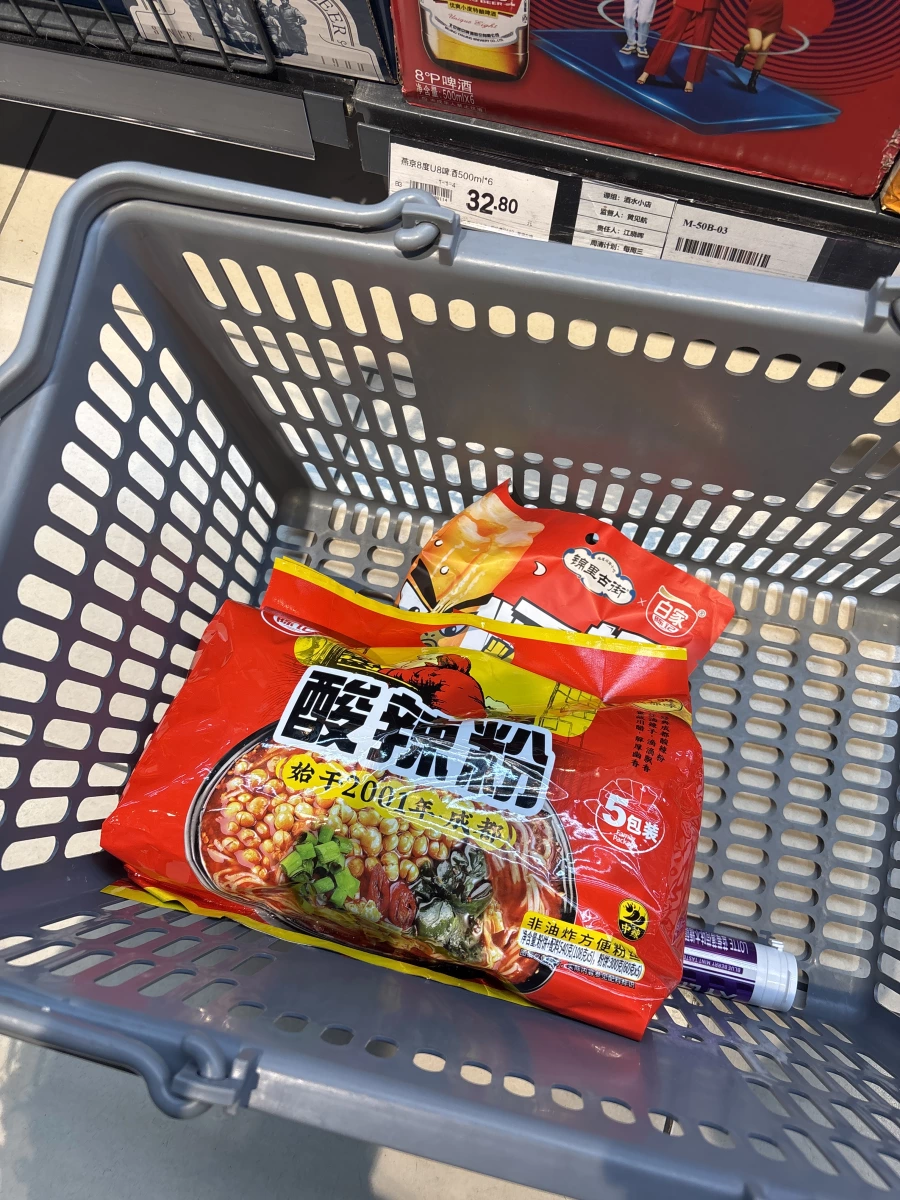 白家陳記酸辣粉 (5包裝)、紅色包裝即食粉麵 (底層)等