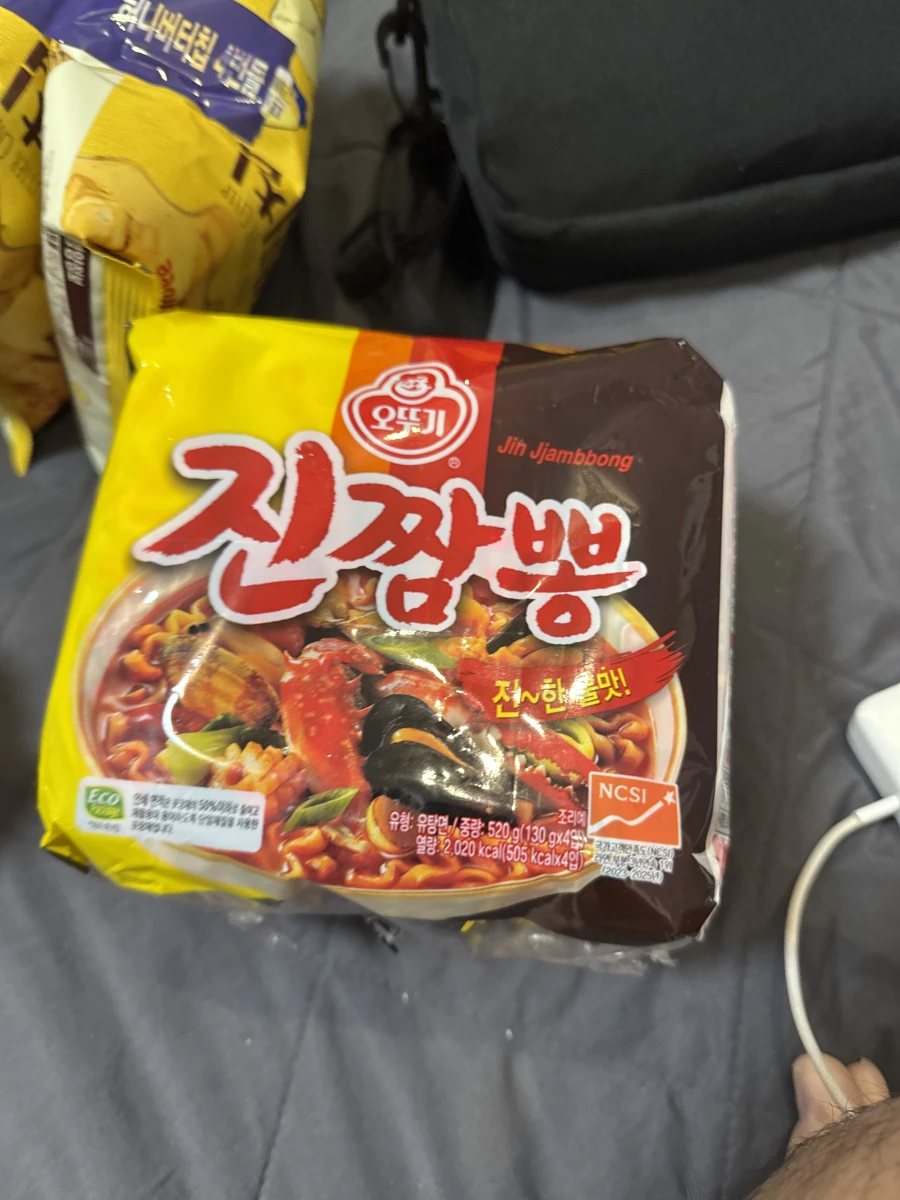 不倒翁真海鮮炒碼麵 (Ottogi Jin Jjambbong)、海太蜂蜜奶油洋芋片 (Honey Butter Chip)
