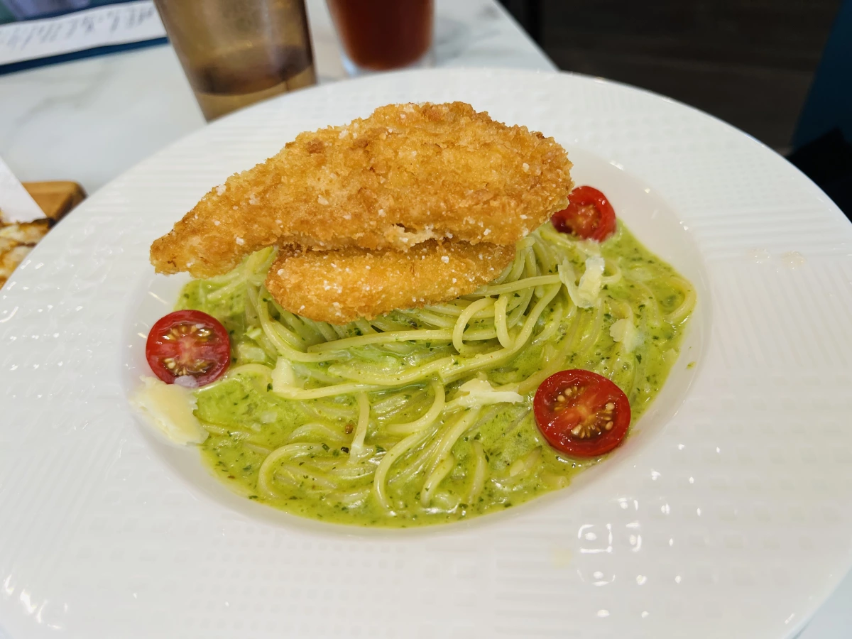 熟食餐點（含炸肉排與新鮮番茄）