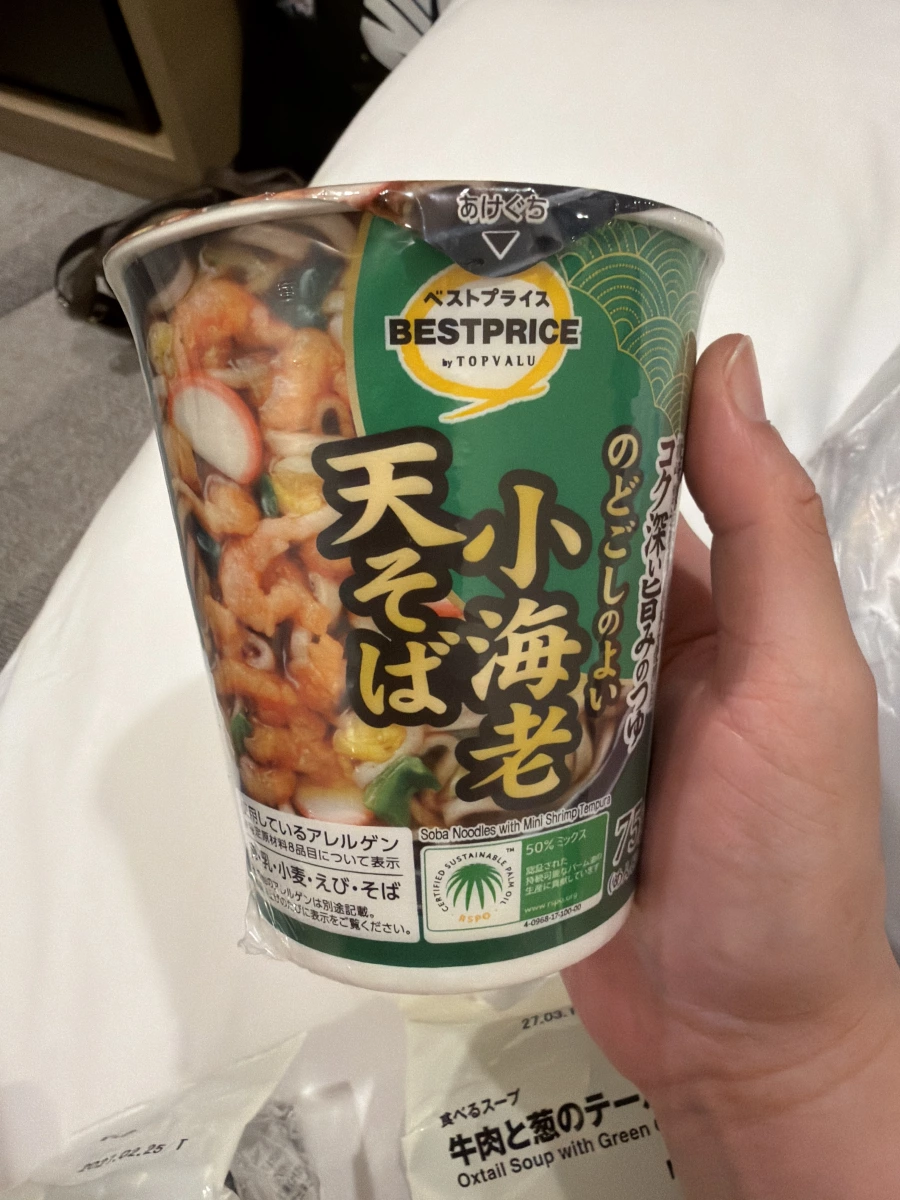TOPVALU 小海老天そば (小蝦天婦羅蕎麥泡麵)、牛肉與蔥牛尾湯包 (牛肉と葱のテールスープ)