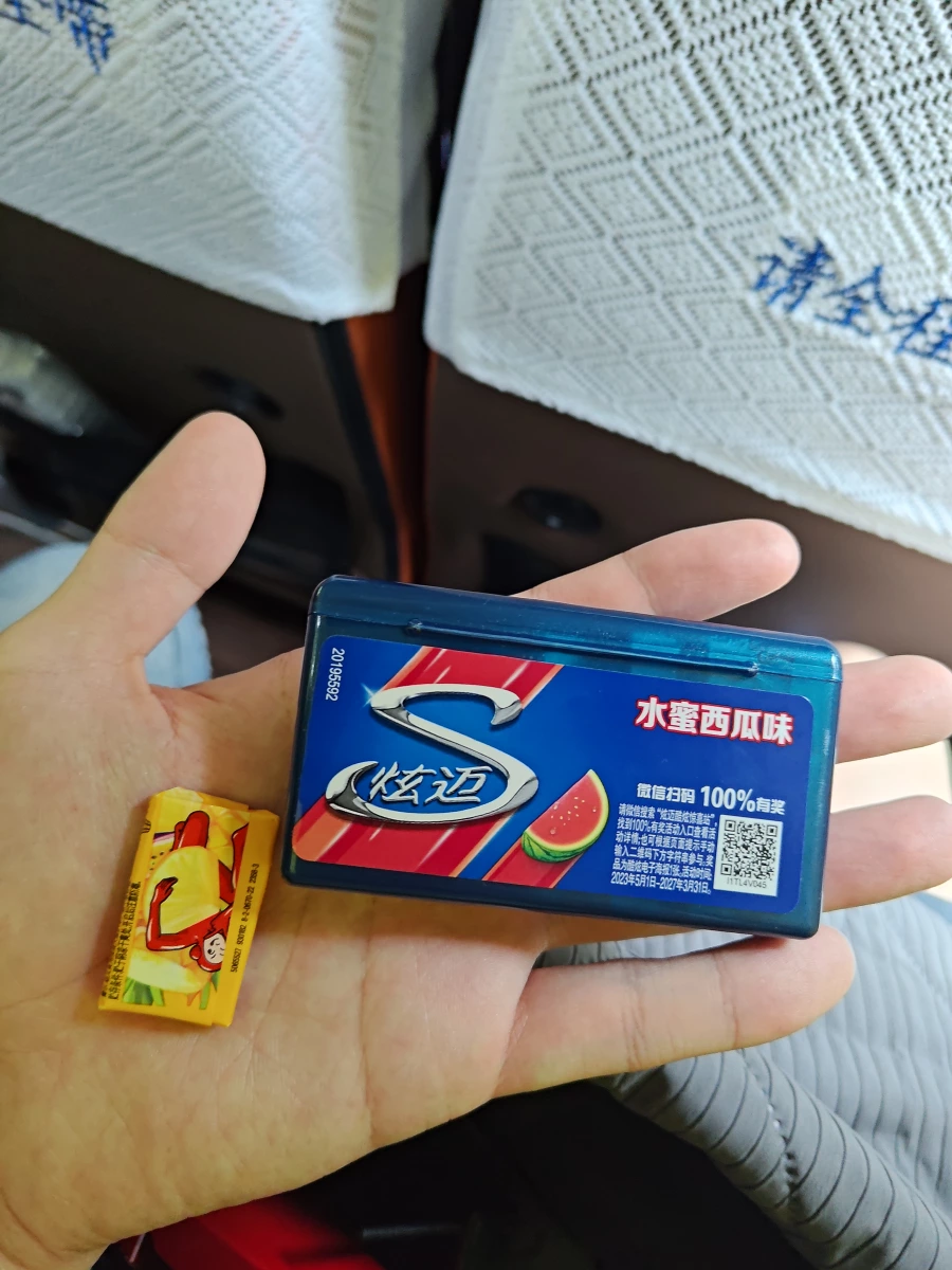 炫邁水蜜西瓜味口香糖、某品牌黃色包裝糖果