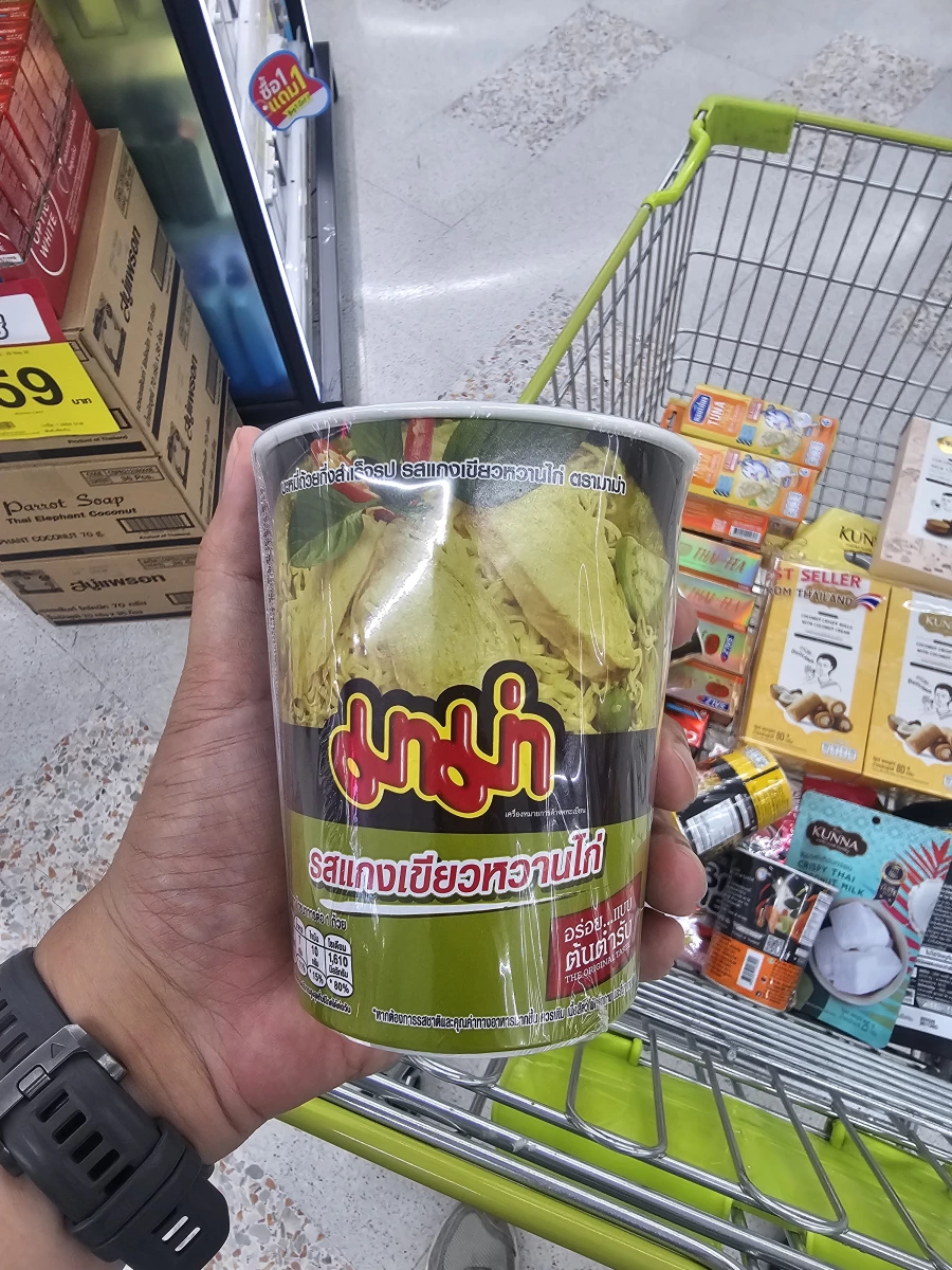泰國 MAMA 綠咖哩雞泡麵、KUNNA 椰子捲等