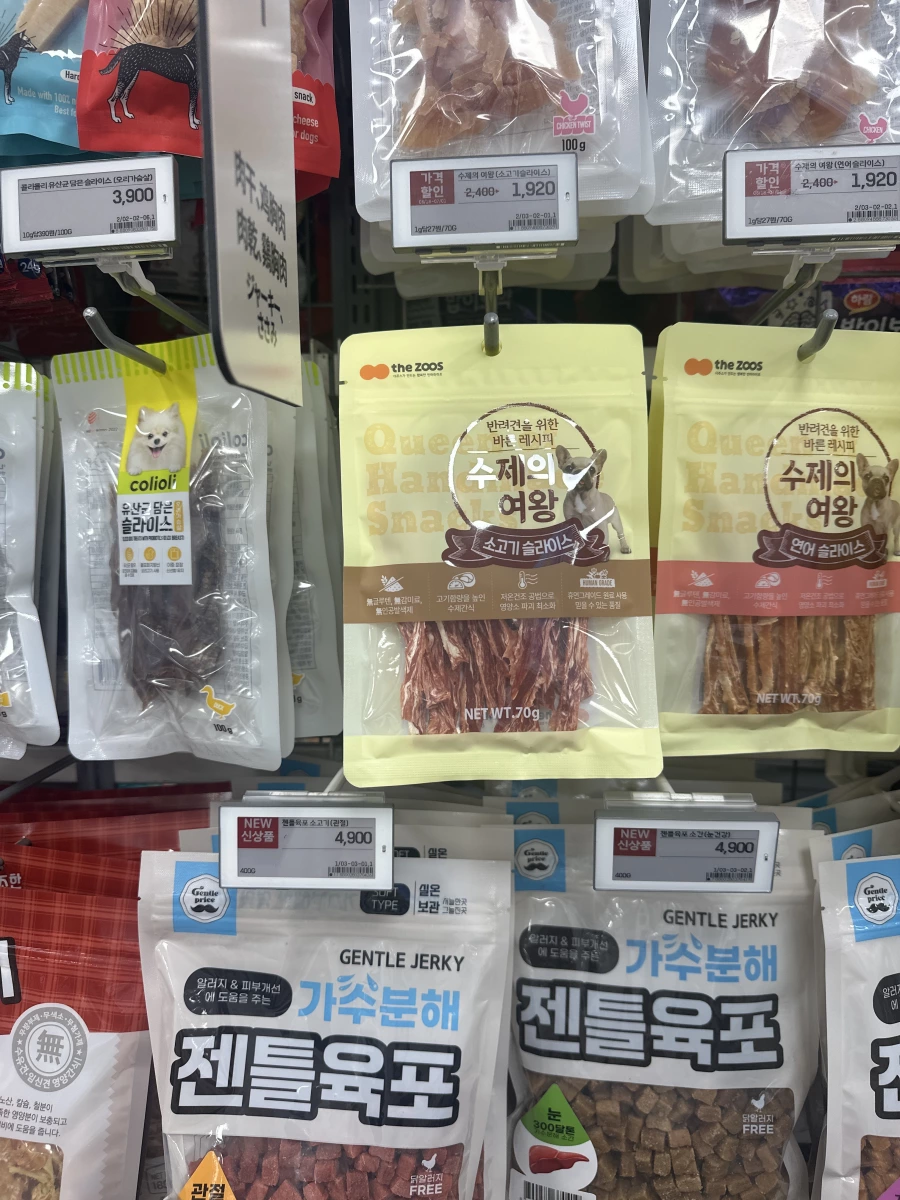 the zoos 牛肉片乾 (Beef Slice)、the zoos 鮭魚片乾 (Salmon Slice)等