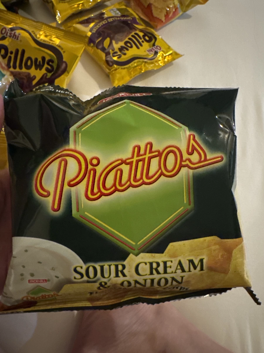 Piattos 洋芋片 (酸奶洋蔥口味)、Oishi Pillows 巧克力夾心餅乾
