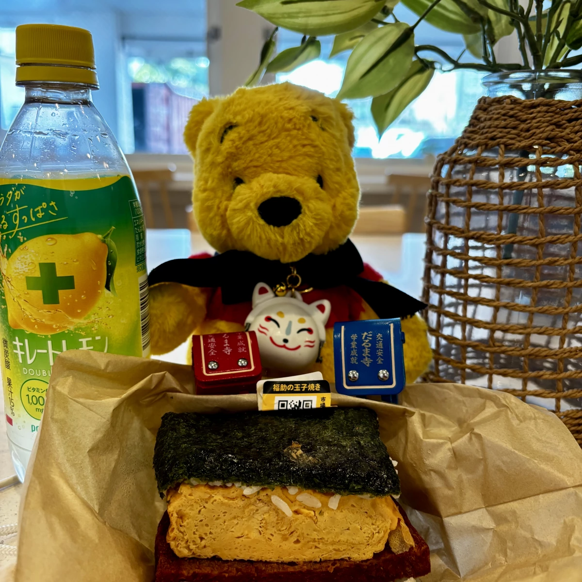 Pokka Sapporo 檸檬飲料 (キレートレモン)、福助厚切玉子燒飯糰等