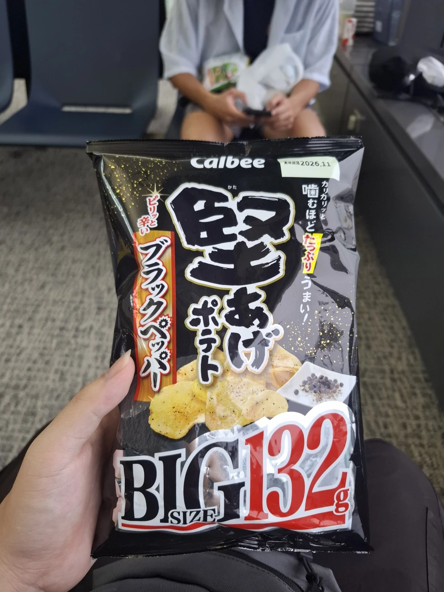 Calbee 堅炸洋芋片黑胡椒口味 (BIG SIZE)