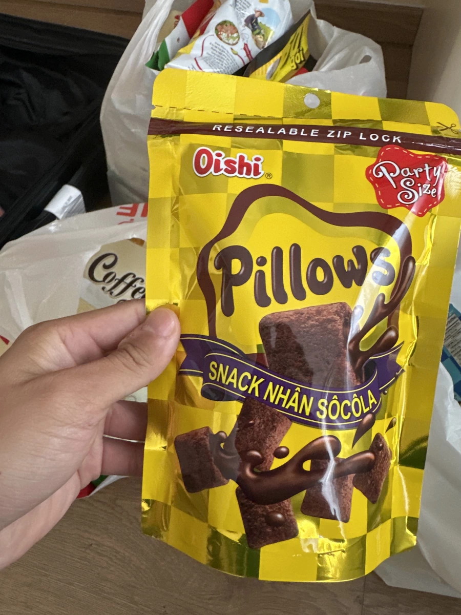 Oishi Pillows 巧克力夾心零食