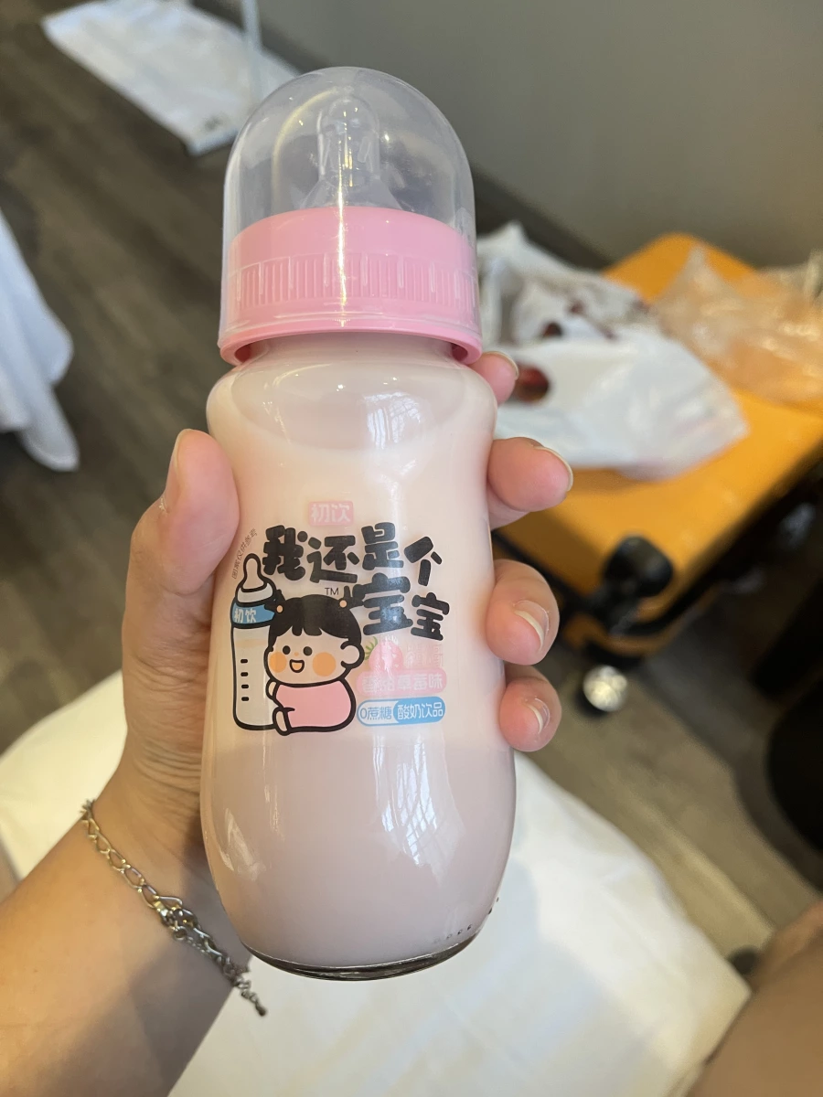 初次草莓味酸奶飲品