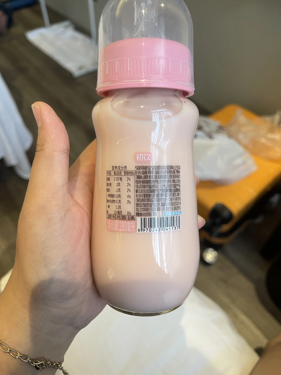 初次草莓味酸奶飲品