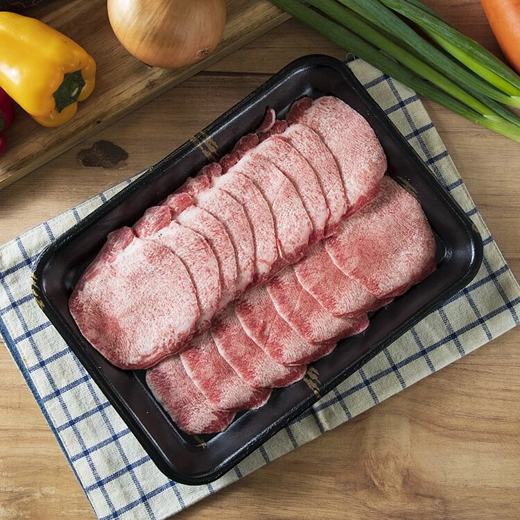 生鮮肉片（疑似牛舌）、生鮮蔬菜（甜椒、洋蔥、青蔥、紅蘿蔔）
