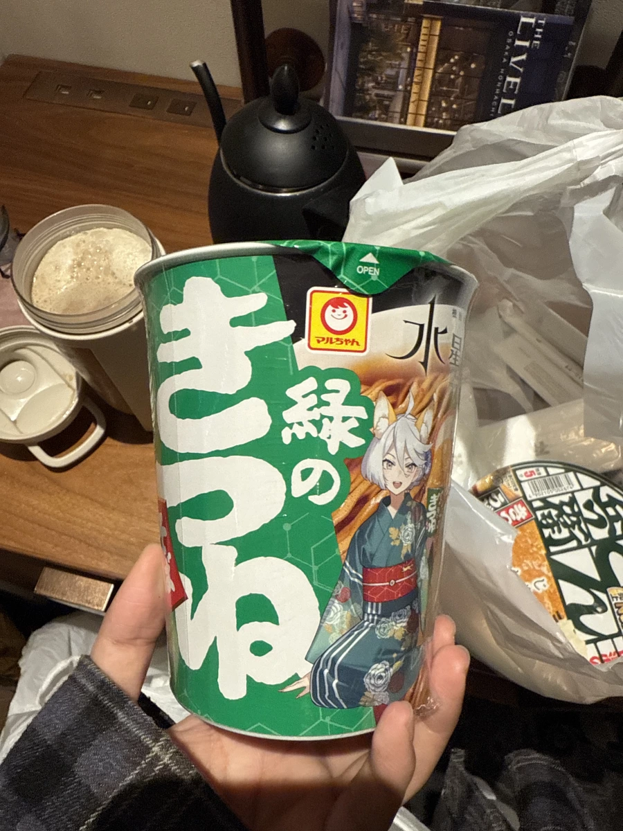 東洋水產 綠色天婦羅蕎麥麵 (緑のたぬき)、東洋水產 紅色豆皮烏龍麵 (赤のきつね)