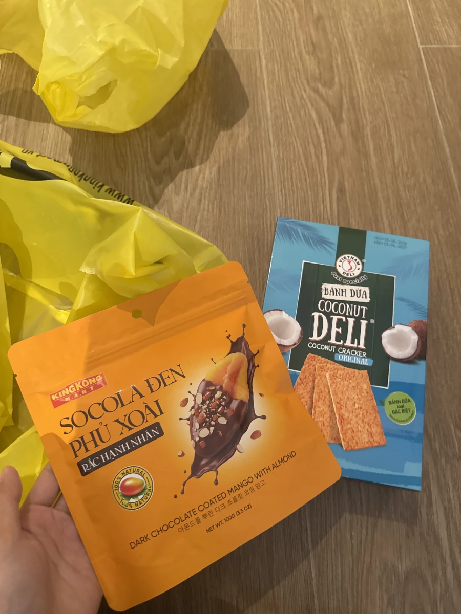 巧克力杏仁芒果乾 (Kingkong Mart)、椰子餅乾 (Coconut Deli)