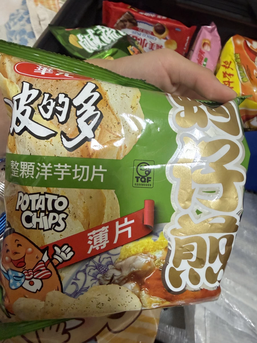 華元波的多洋芋片（蚵仔煎口味）、義美小泡芙（巧克力口味）等