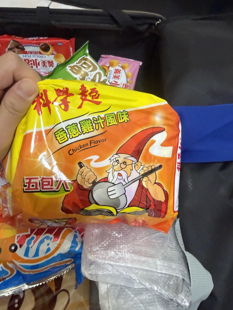 科學麵（香蔥雞汁風味）、義美小泡芙（巧克力口味）等