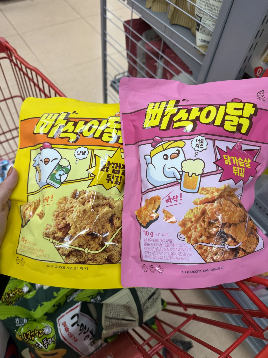 韓國炸雞皮零食 (黃色包裝)、韓國炸雞胸肉零食 (粉紅色包裝)