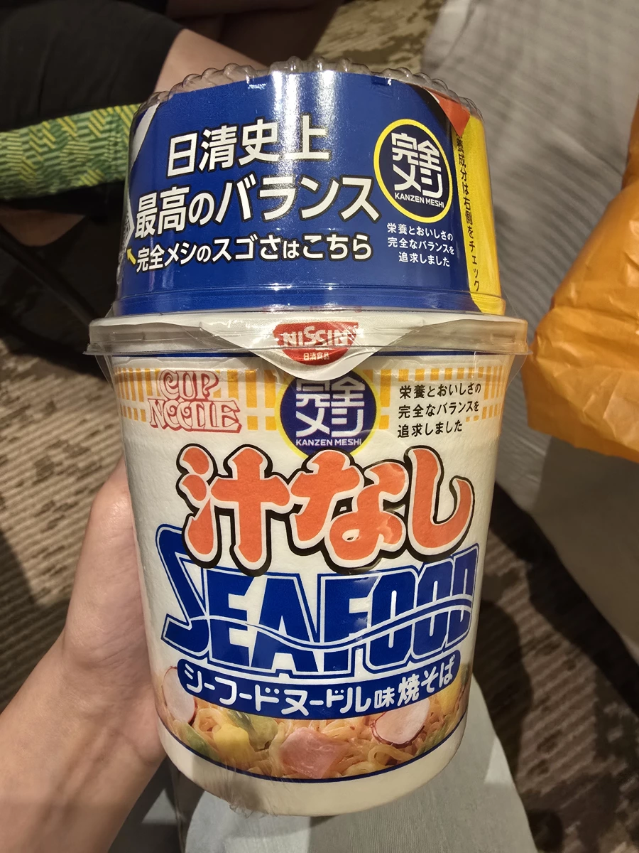 日清完全メシ汁なし海鮮泡麵