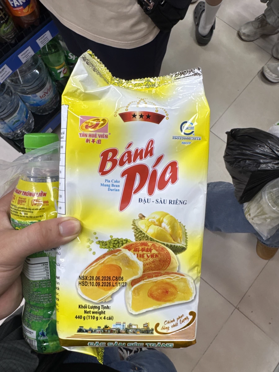 新華園 Bánh Pía (綠豆榴槤口味)、越南瓶裝綠茶 (Trà Xanh Không Độ)