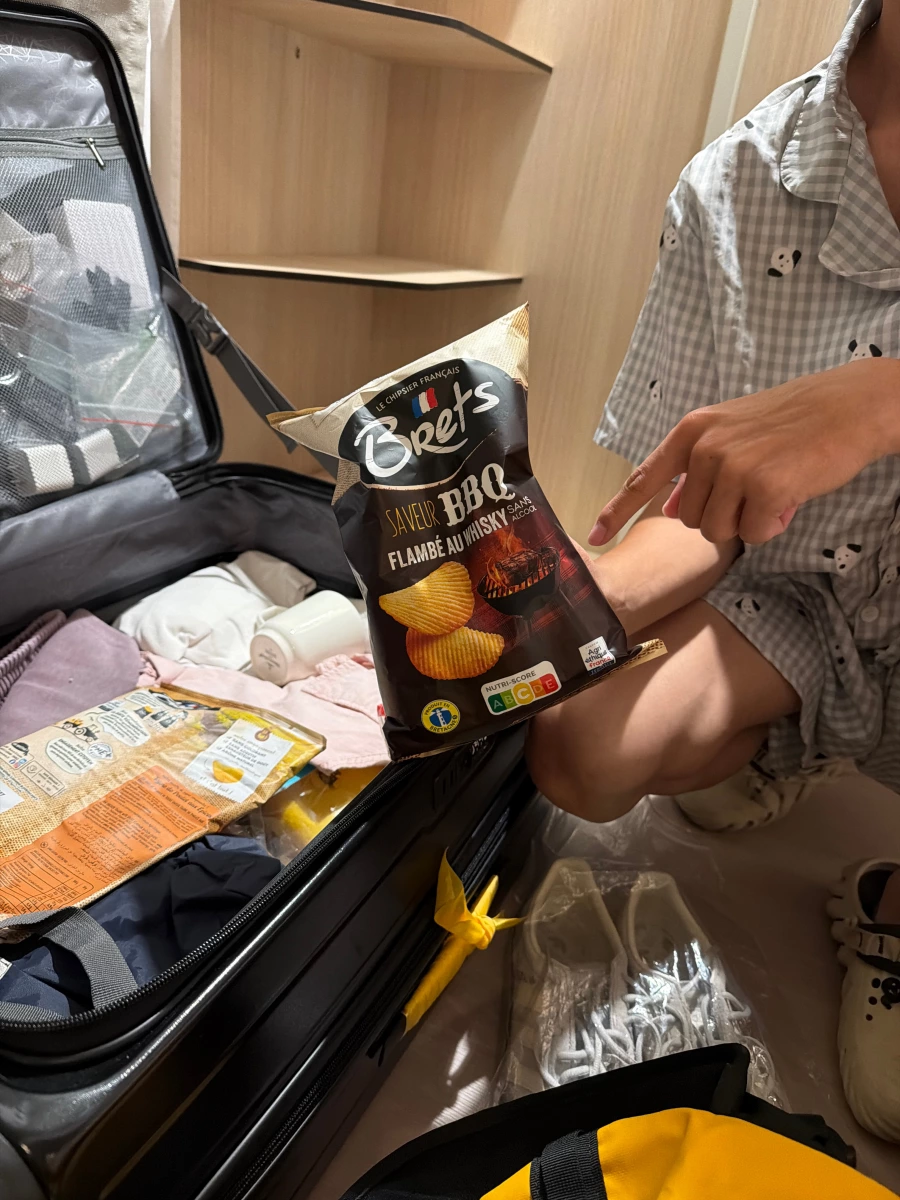Bret's BBQ Flambé au Whisky 洋芋片、Bret's 品牌洋芋片（行李箱內）