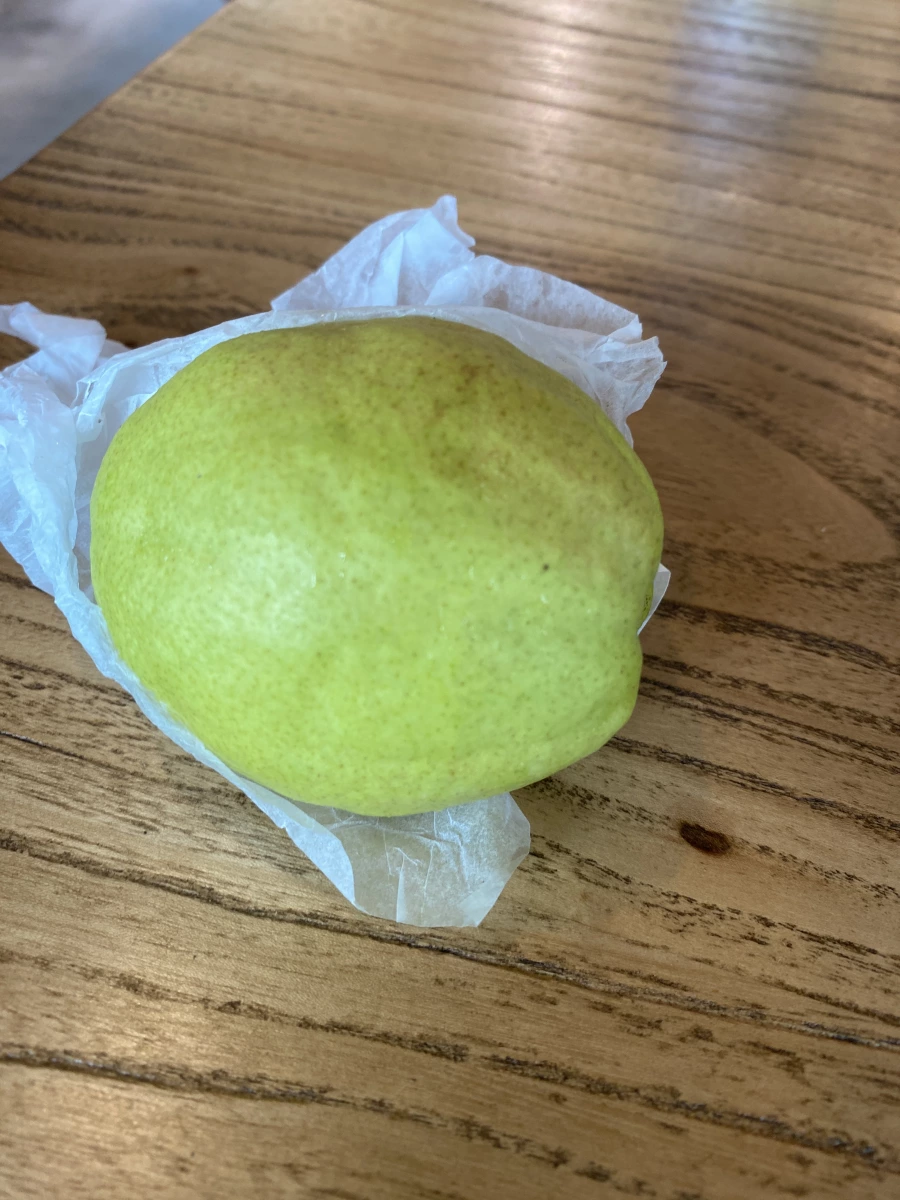 新鮮水果（疑似梨子或芭樂）