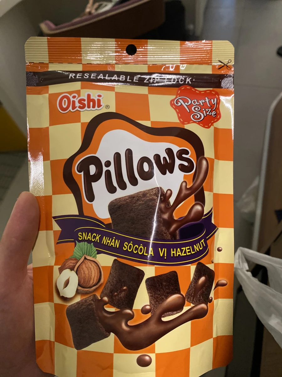 Oishi Pillows 巧克力榛果夾心餅乾