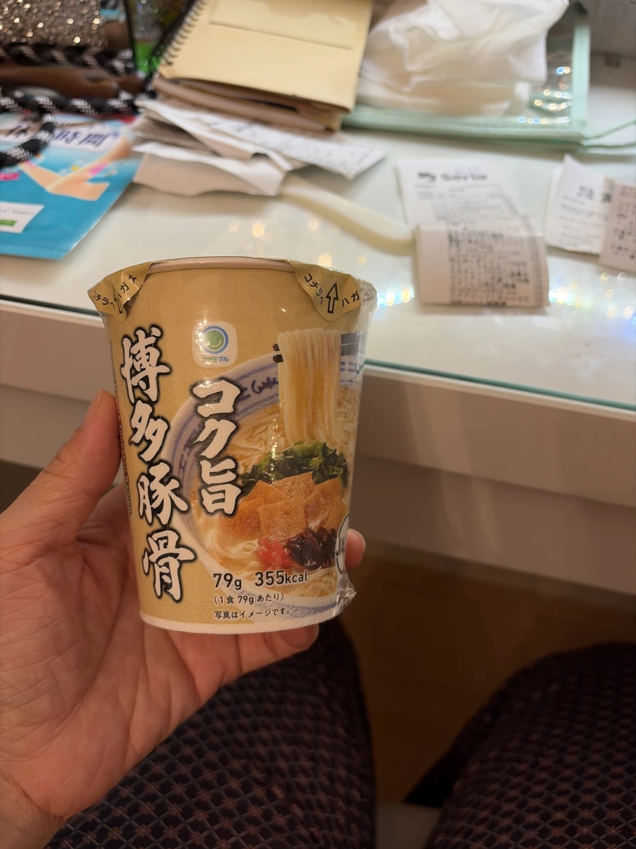 日本全家博多豚骨杯麵