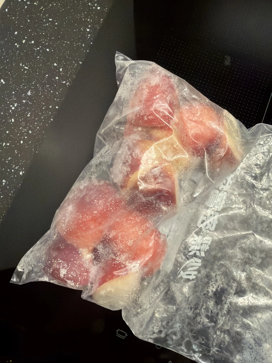 生鮮水果（疑似水蜜桃或桃子）