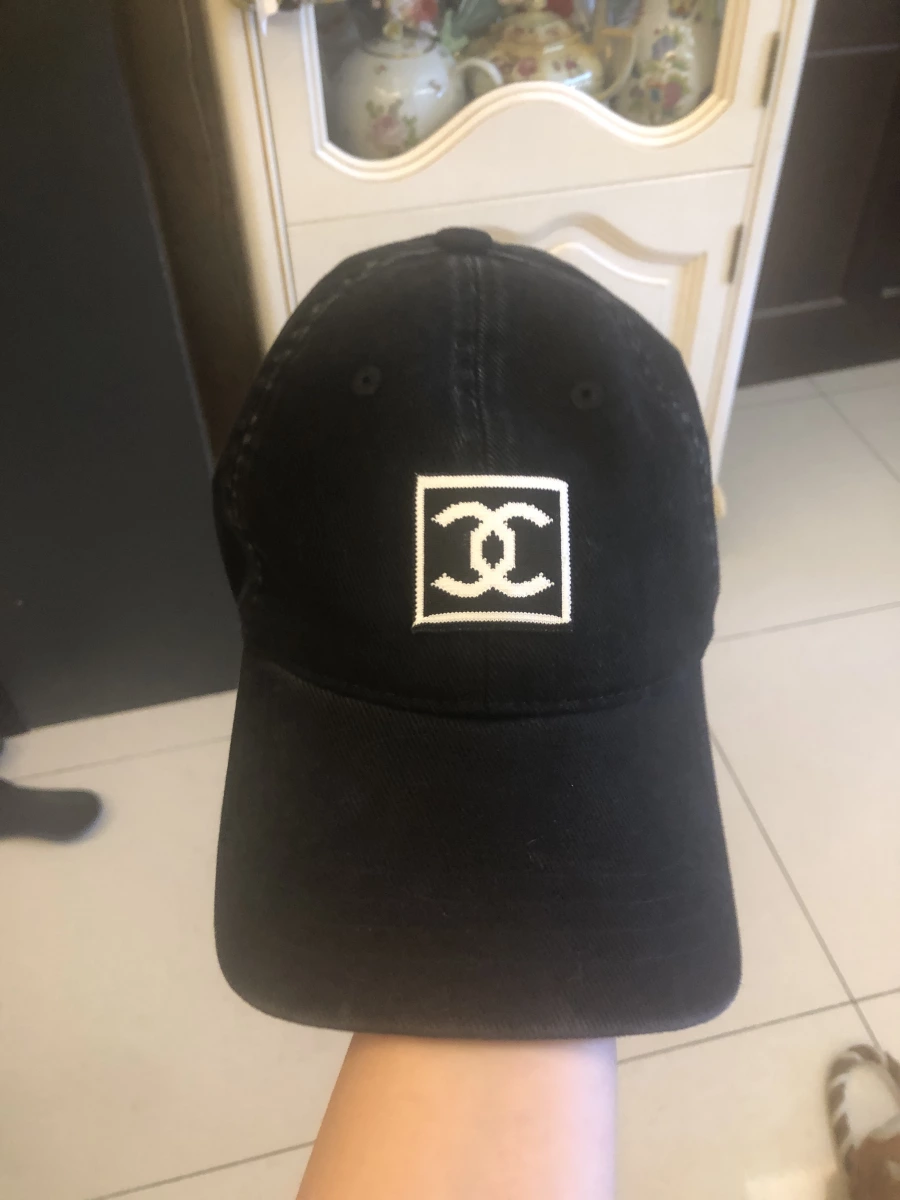 黑色棒球帽（疑似仿冒商標商品）