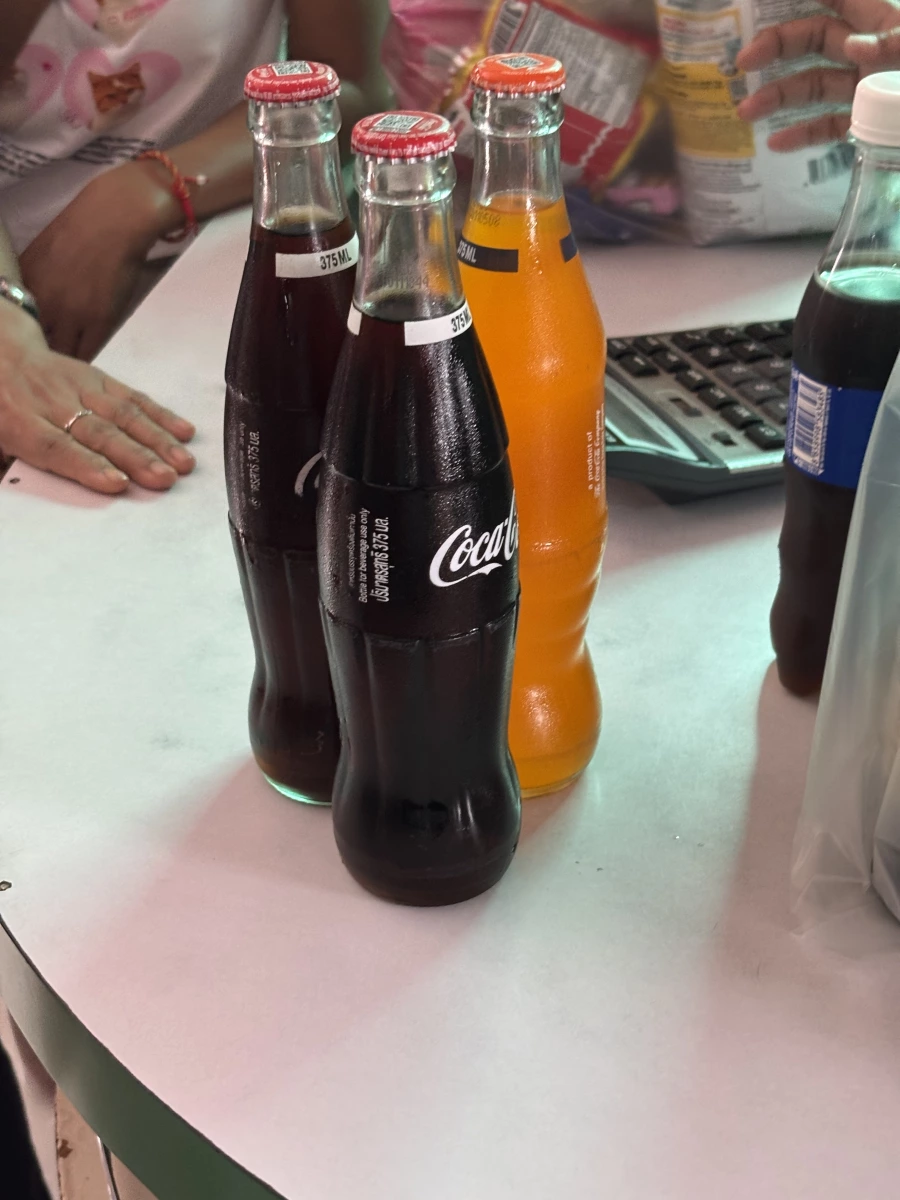 泰國版可口可樂 (Coca-Cola)、泰國版橘子汽水 (芬達 Fanta)