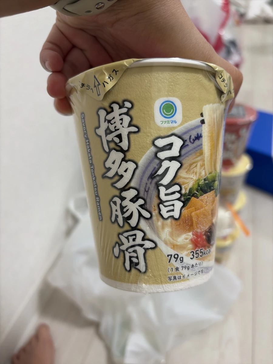 日本全家博多豚骨杯麵