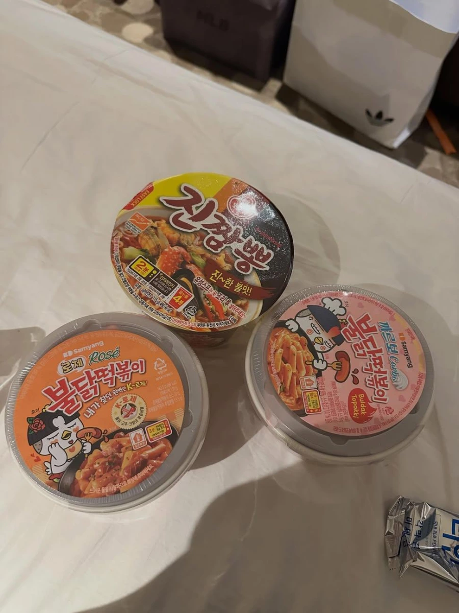 不倒翁 (Ottogi) 真海鮮炒碼麵、三養 (Samyang) 火辣雞肉奶油玫瑰風味辣炒年糕等