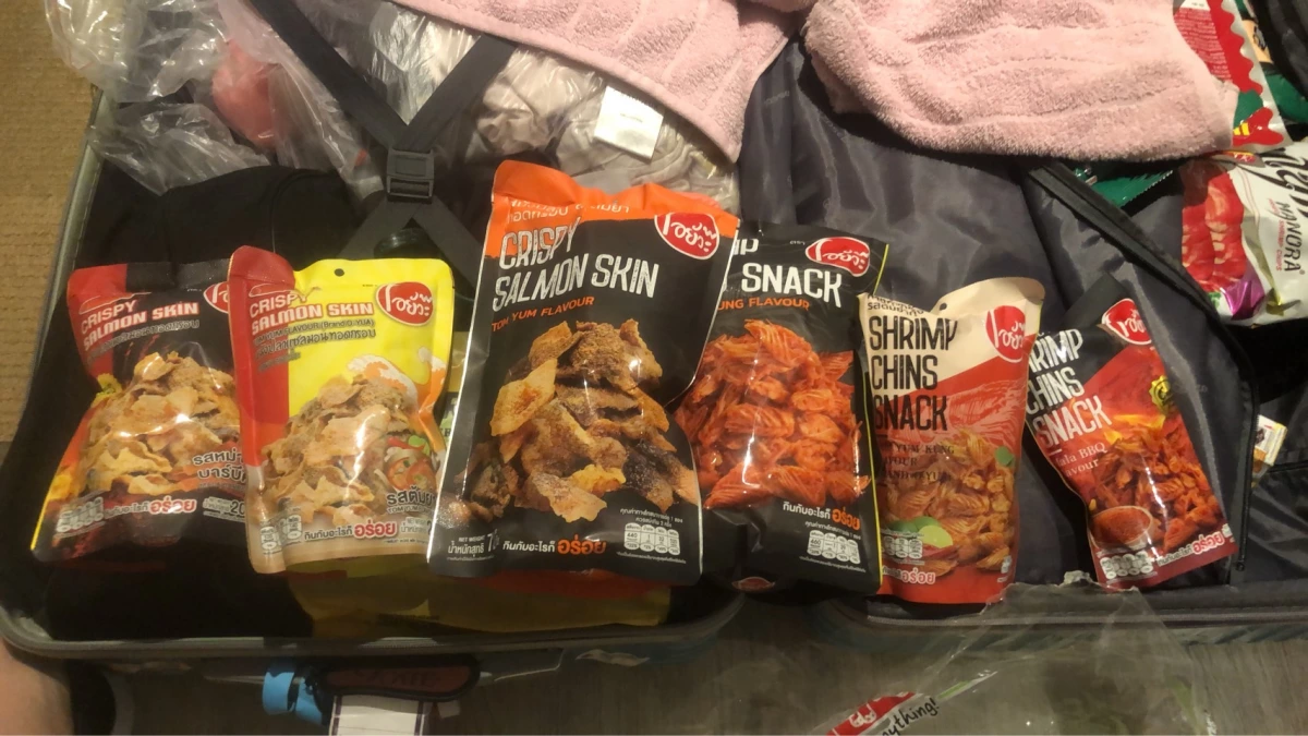泰國炸鮭魚皮 (Crispy Salmon Skin)、泰國炸蝦頭零食 (Shrimp Chins Snack)