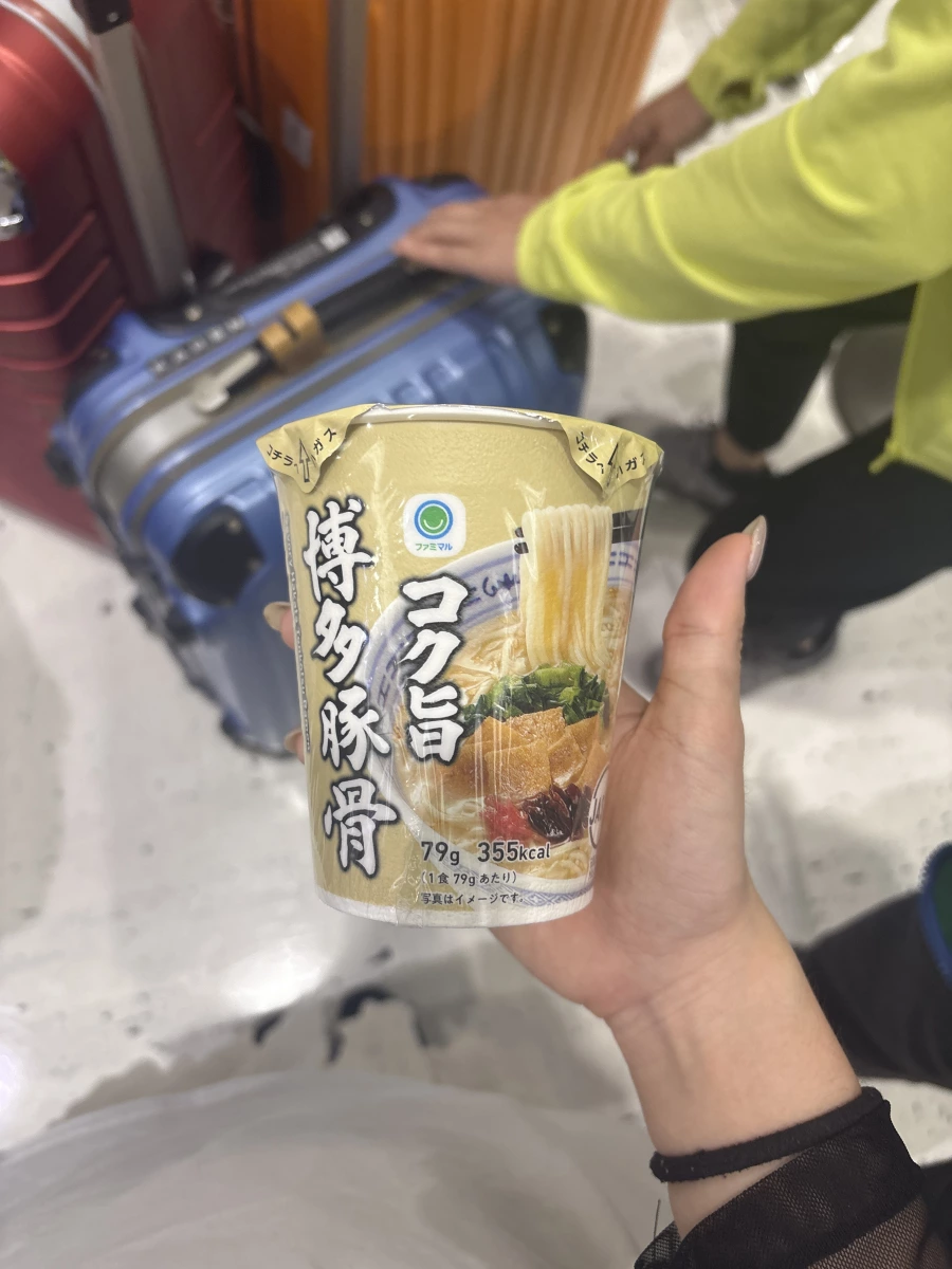 日本全家博多豚骨杯麵