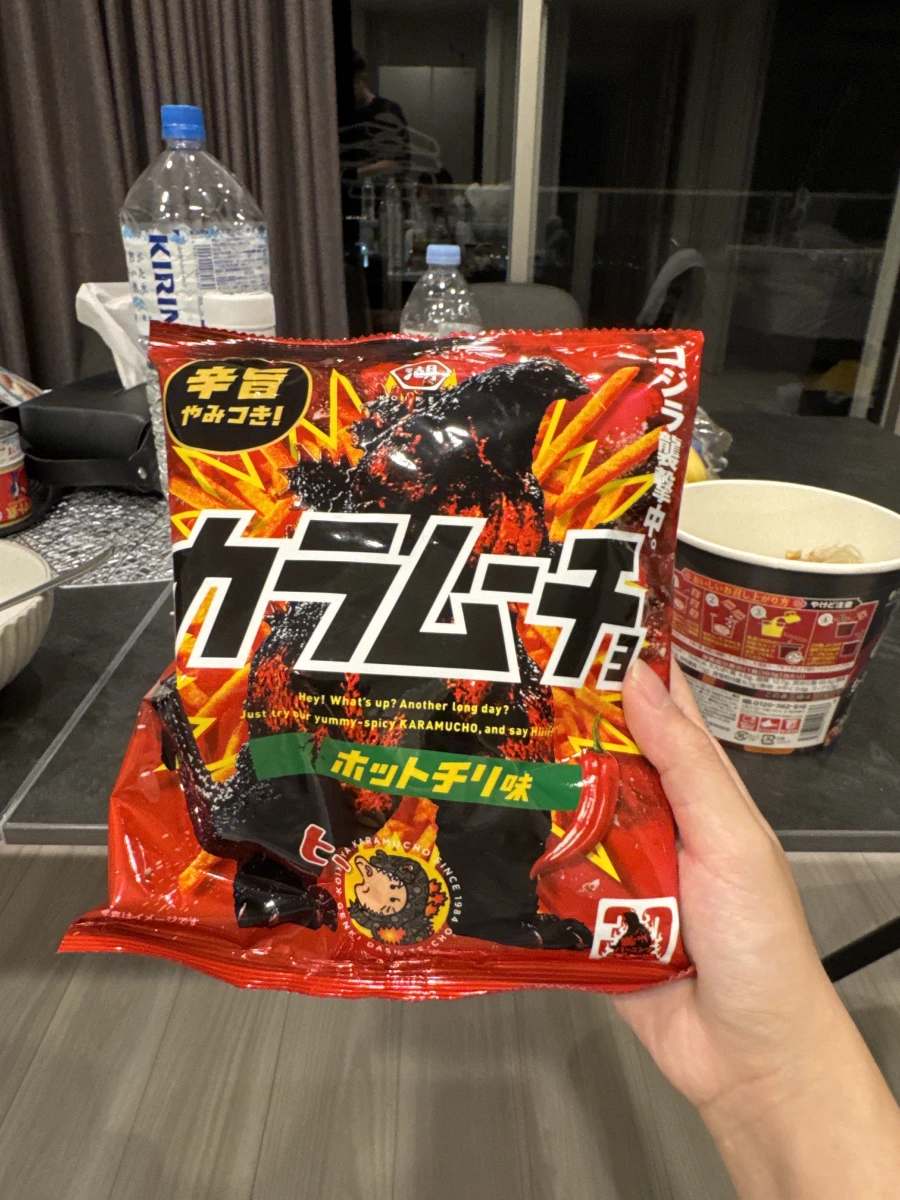 湖池屋咔辣姆久辣味洋芋片（哥吉拉聯名款）、日清杯麵（蒙古湯麵中本口味）
