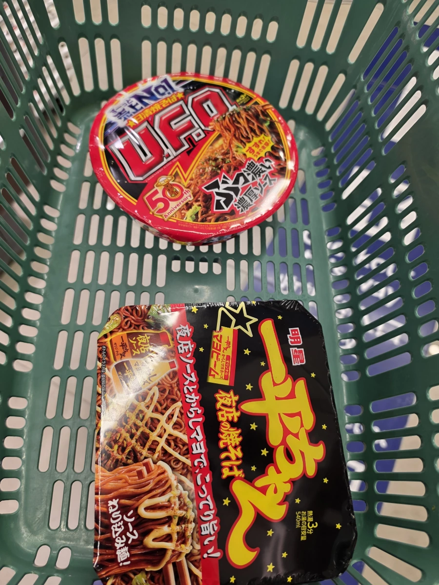 日清 U.F.O. 濃郁醬汁炒麵、明星 一平醬 夜店炒麵
