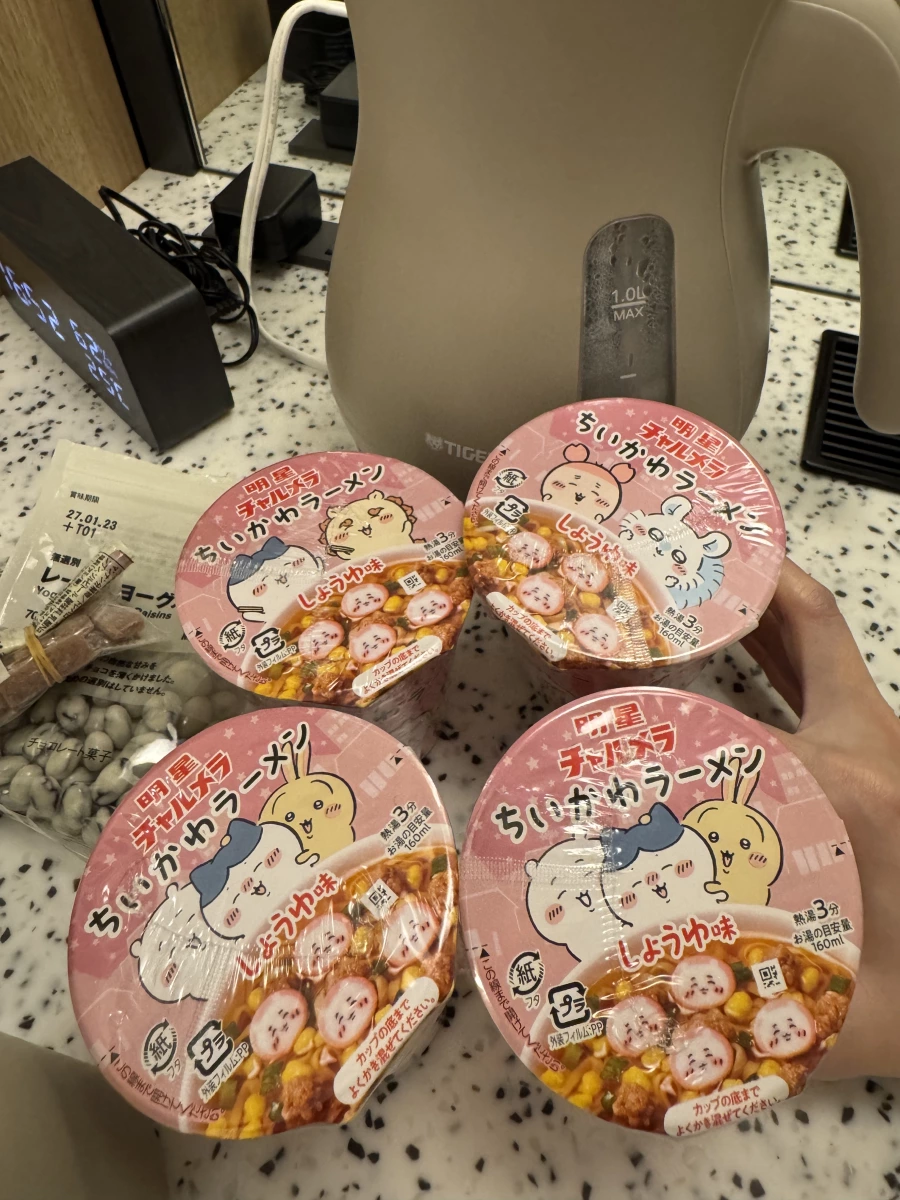 明星吉伊卡哇迷你杯麵（醬油味）、巧克力葡萄乾零食