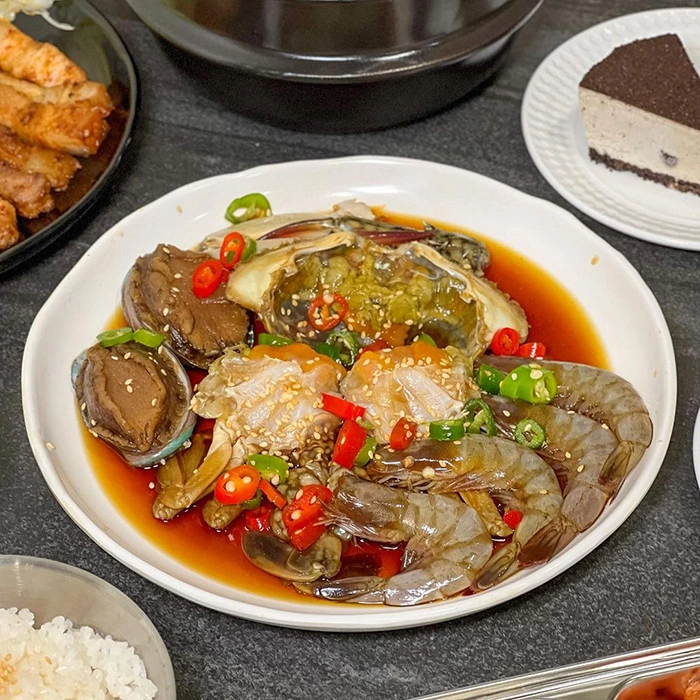 韓式醬油醃漬海鮮（醬蟹、醬蝦、醃鮑魚）、熟肉類（背景左上方）等