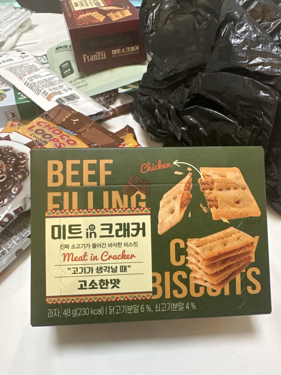 Meat in Cracker 牛肉雞肉夾心餅乾、Franzzi 法麗茲夾心酥等